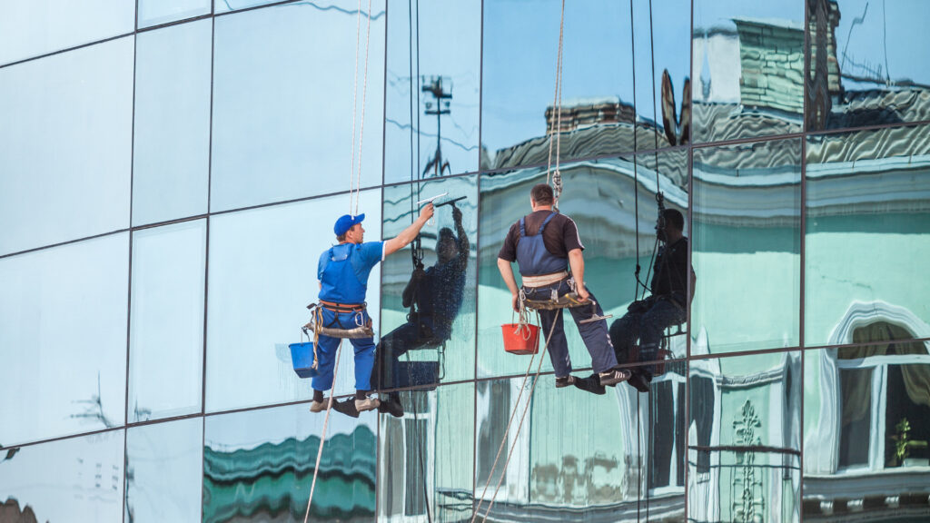Mycie okien na różnych wysokościach
