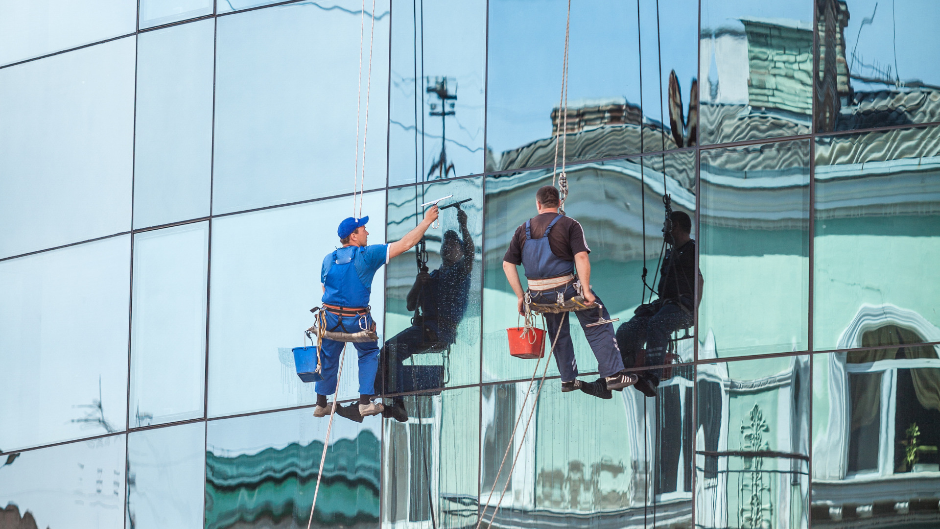 Mycie okien na różnych wysokościach